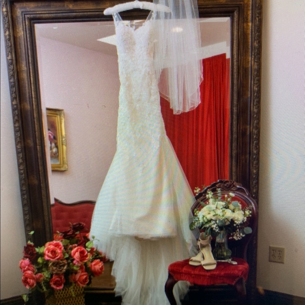 Adrianna Pappel wedding dress. Worn once. Size 8 but tailored to a size 6.